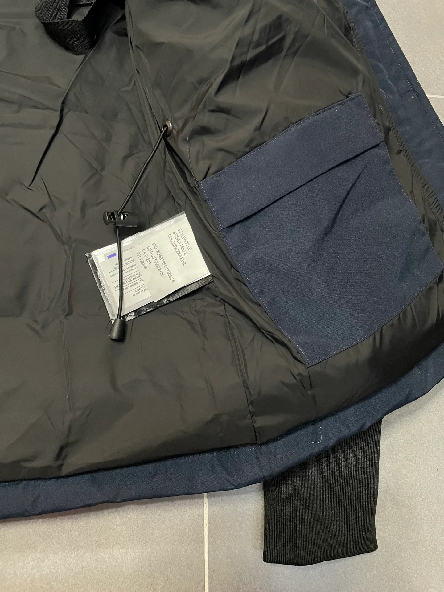 P880 Navy Blue Canadian CANADA GOOES 04 Style/Women's Style. Canada Goose is the Rolls-Royce of down jackets. Both Arctic and Antarctic scientific expedition teams and others choose Canada Goose as their cold-proof equipment.  ➖ Industry-leading anti-counterfeiting chip sensing.  ➖ Imported Behringer embroidery machines and customized embroidery labels, the highest level and industry leading.  ➖ Imported Korean 21-count polyester-cotton blended original fabric, TC85 waterproof coated fabric, water-repellent, windproof and wear-resistant.  ➖ The new national standard 80 white duck down is filled with an average of 520 grams of down. The amount of down filled is industry-leading.  ➖ 100% nylon lining with double double-layer sealing design to prevent velvet running, and seamless thread design on the cuffs!  ➖ Western Canadian Green Wolf Collar.  ➖ Yoshida YKK provides original factory-customized electroplated sliders. YKK two-way lockable zippers are tight and smooth and do not peel off paint.  ➖ 3M composite Velcro is durable and the accessories and hardware are all custom-made. Only for the purest goose, the most dedicated, the most professional, the highest quality, the highest cost performance!    SIZE:XS-XXL